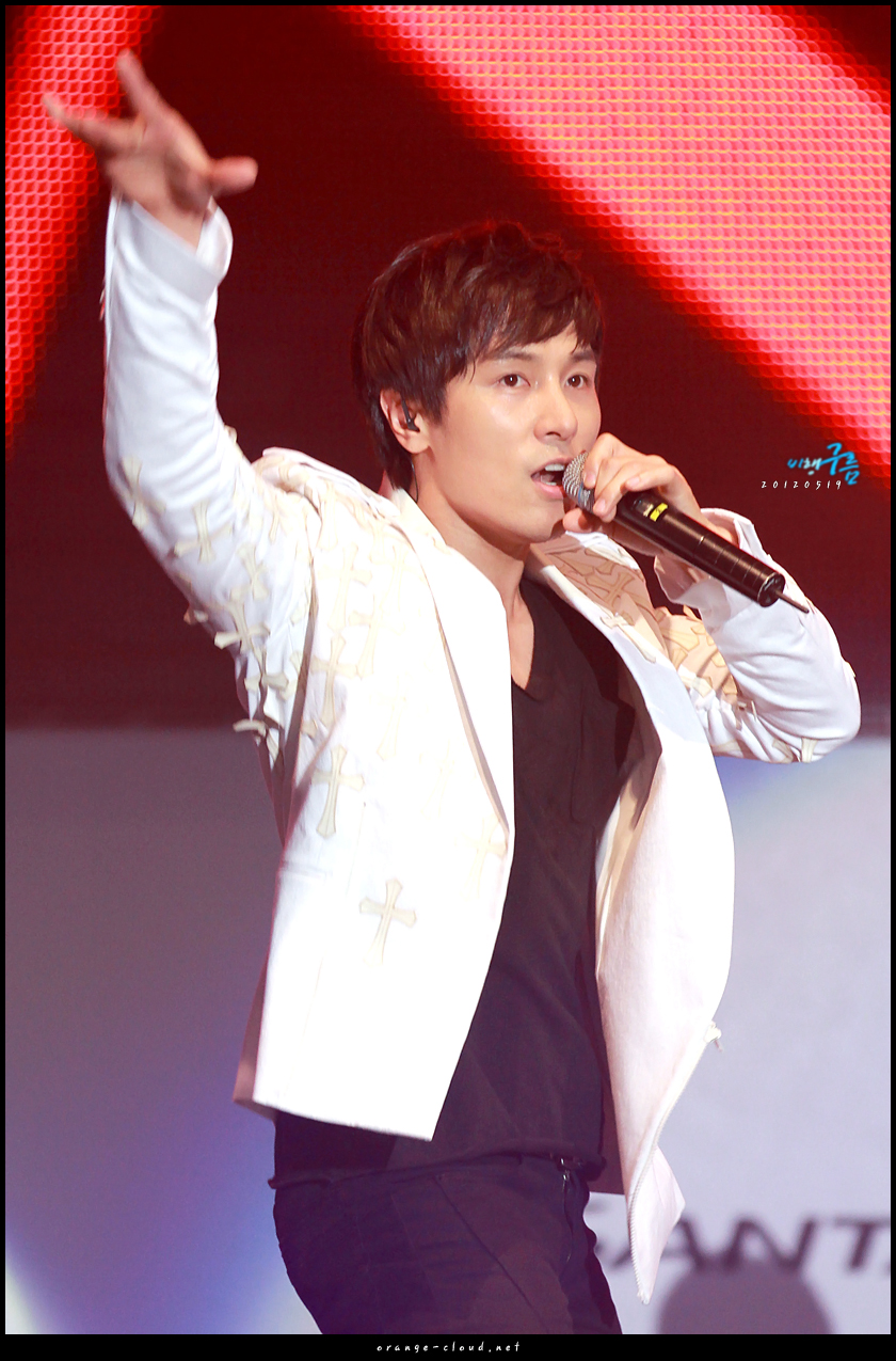 [20.5.12][Pics] Shinhwa @ Santaferuncert concert 120519_1_%289%29